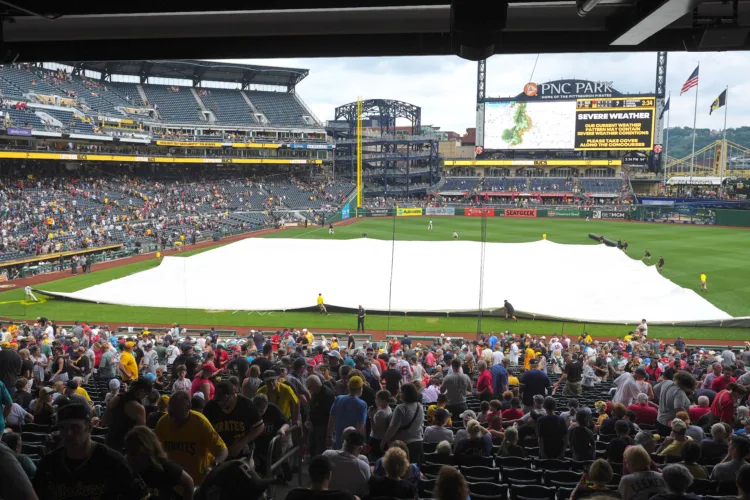 Pirates wait out delay to down Sox